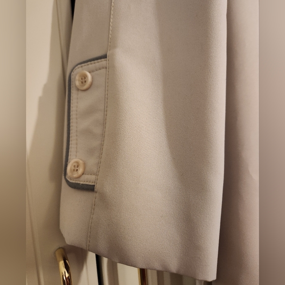 Beautiful Tailored Vintage White Trench Coat with Black Trim at Collar/Pocket - Picture 9 of 14